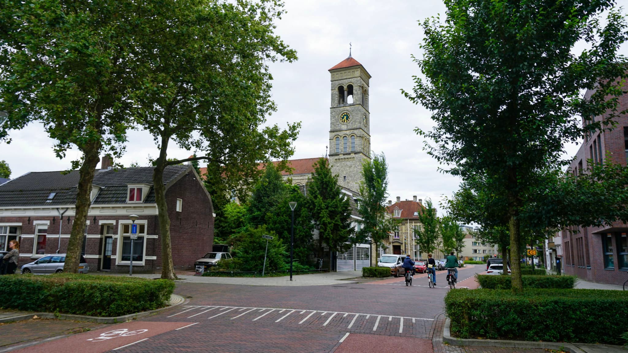 埃因霍温街头的钟楼