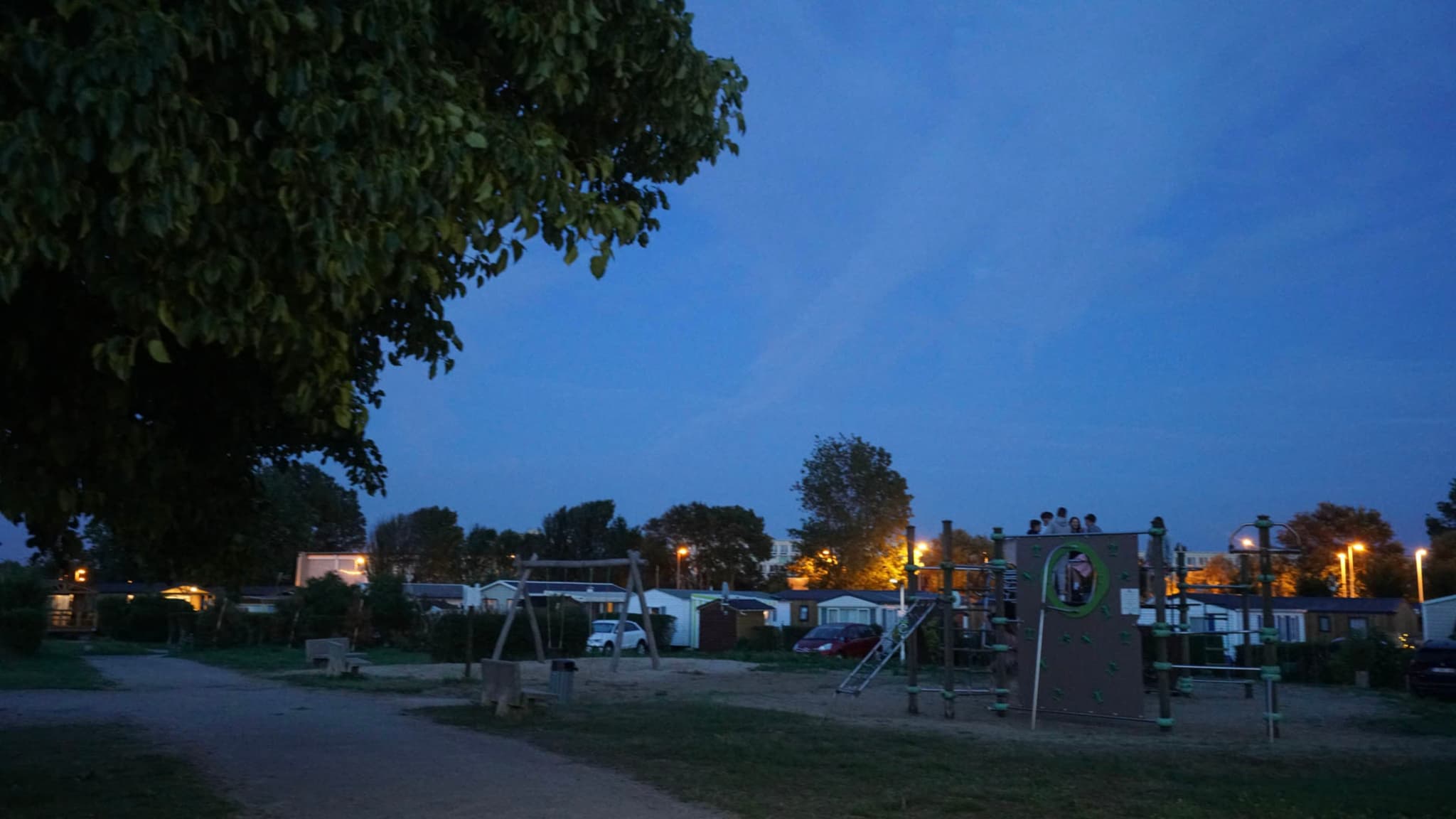 敦刻尔克海滩的独角兽营地