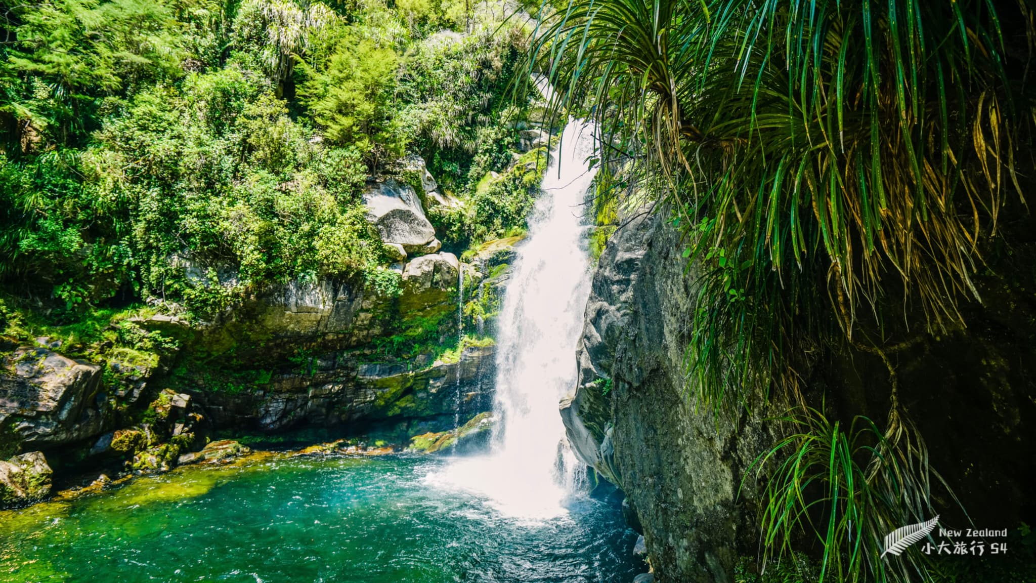 有瀑布的小水潭