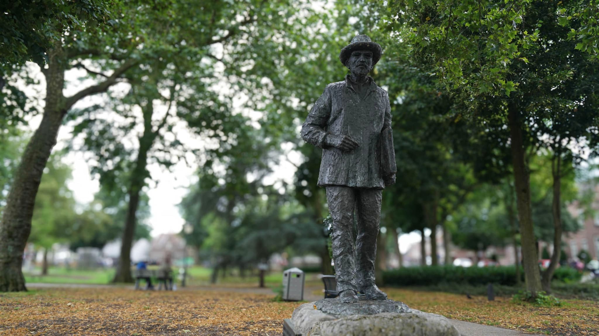 纽南路边公园里的“农民画家”梵高