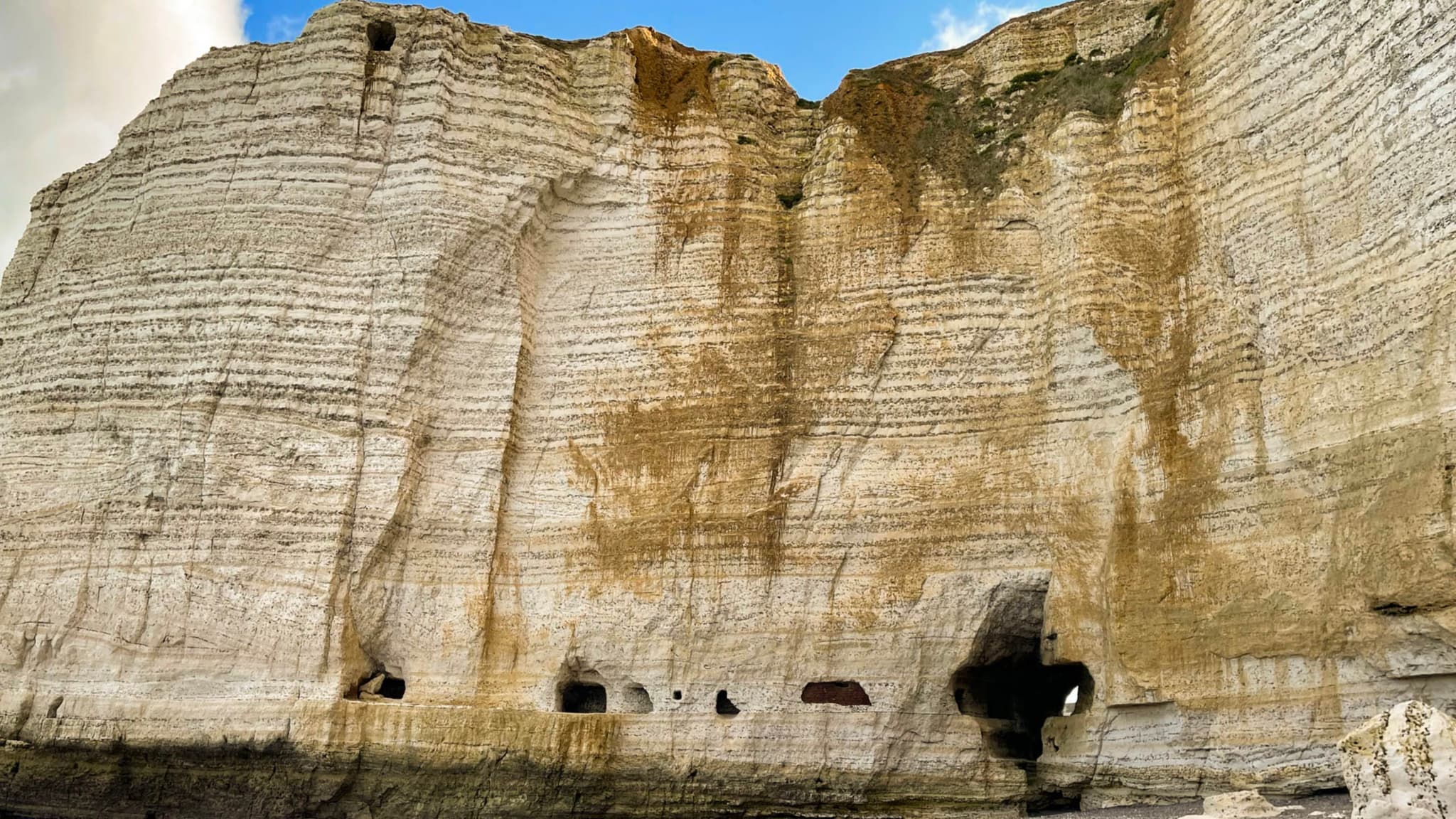 埃特勒塔海滩巨石上的岩洞