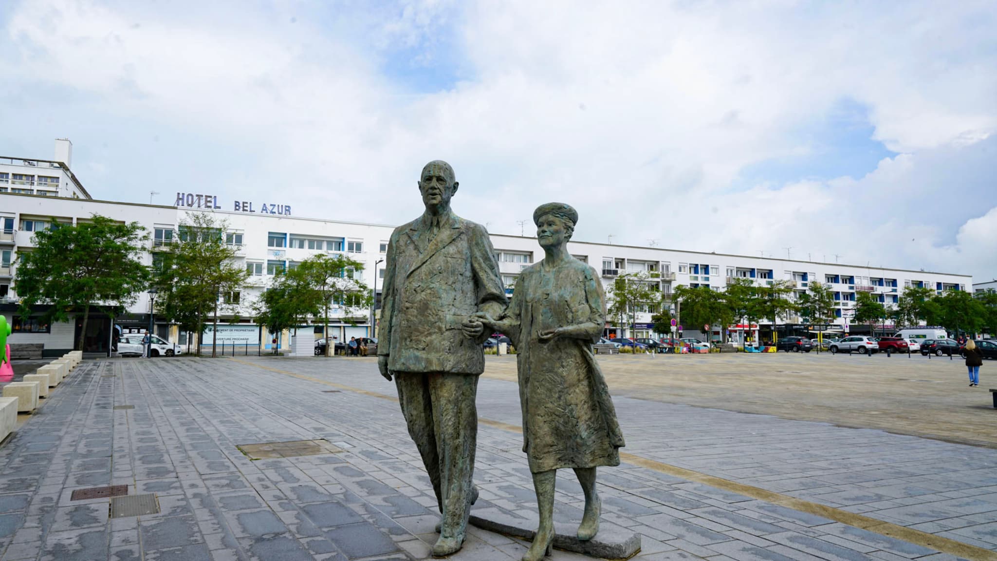 加来的戴高乐夫妇雕像