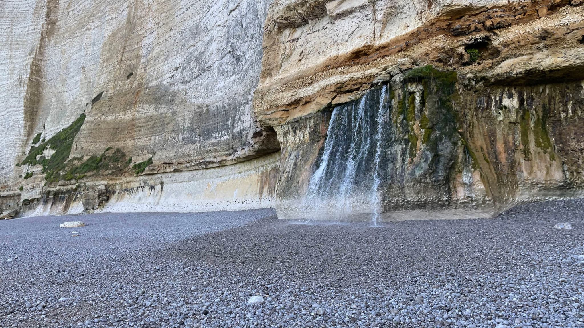 埃特勒塔海滩的瀑布