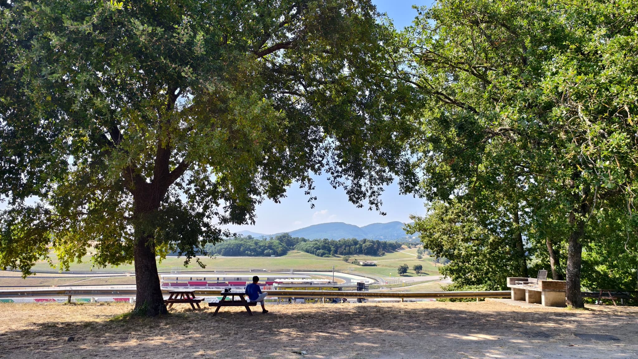 穆杰罗赛道，山坡就是看台