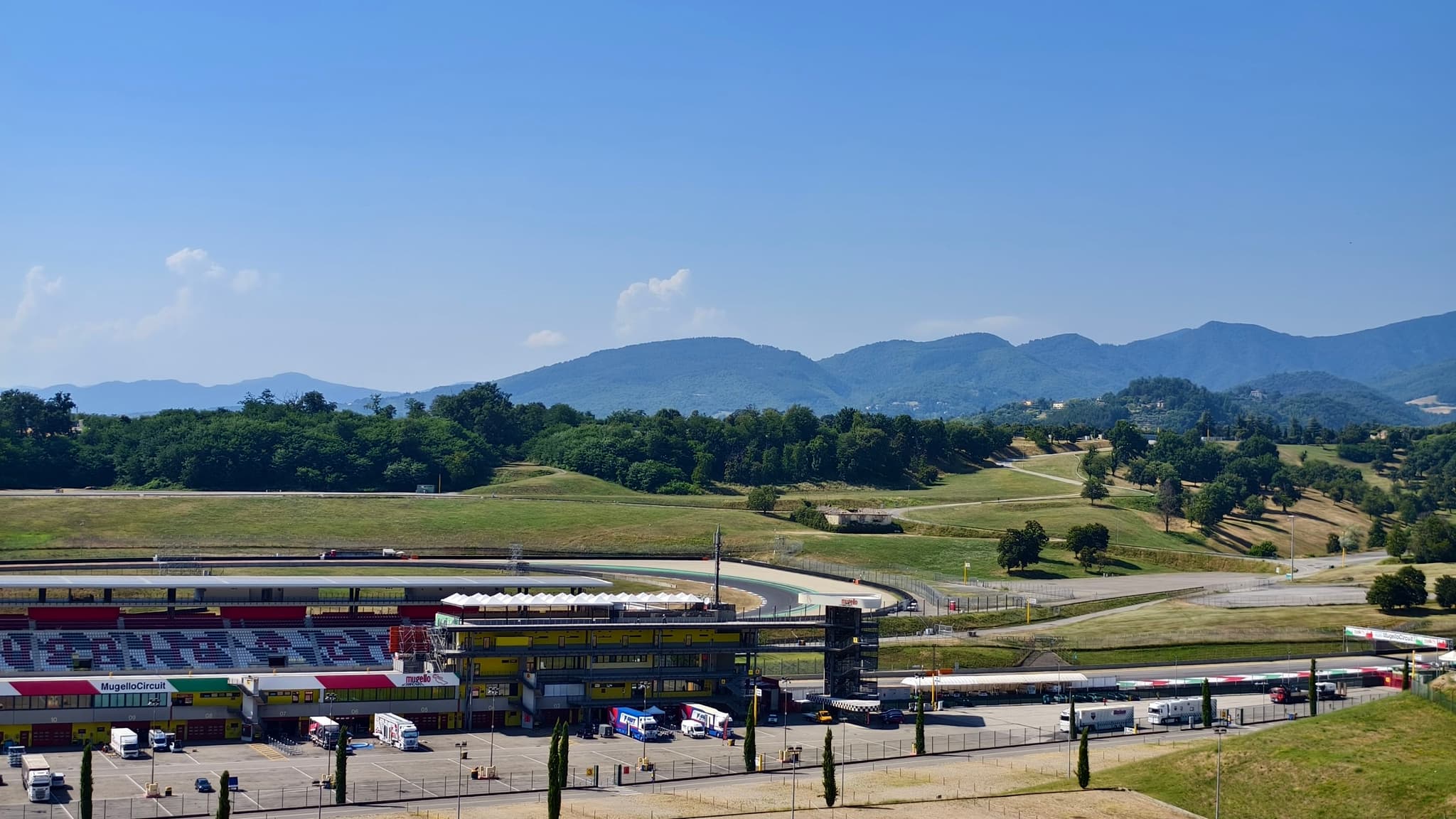 穆杰罗赛道发车区后的看台