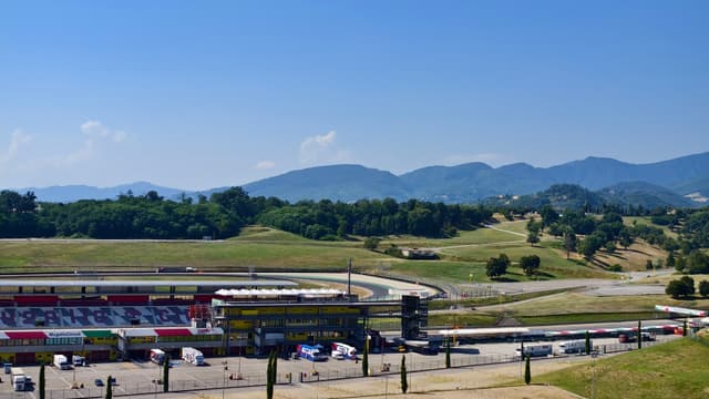 穆杰罗赛道发车区后的看台