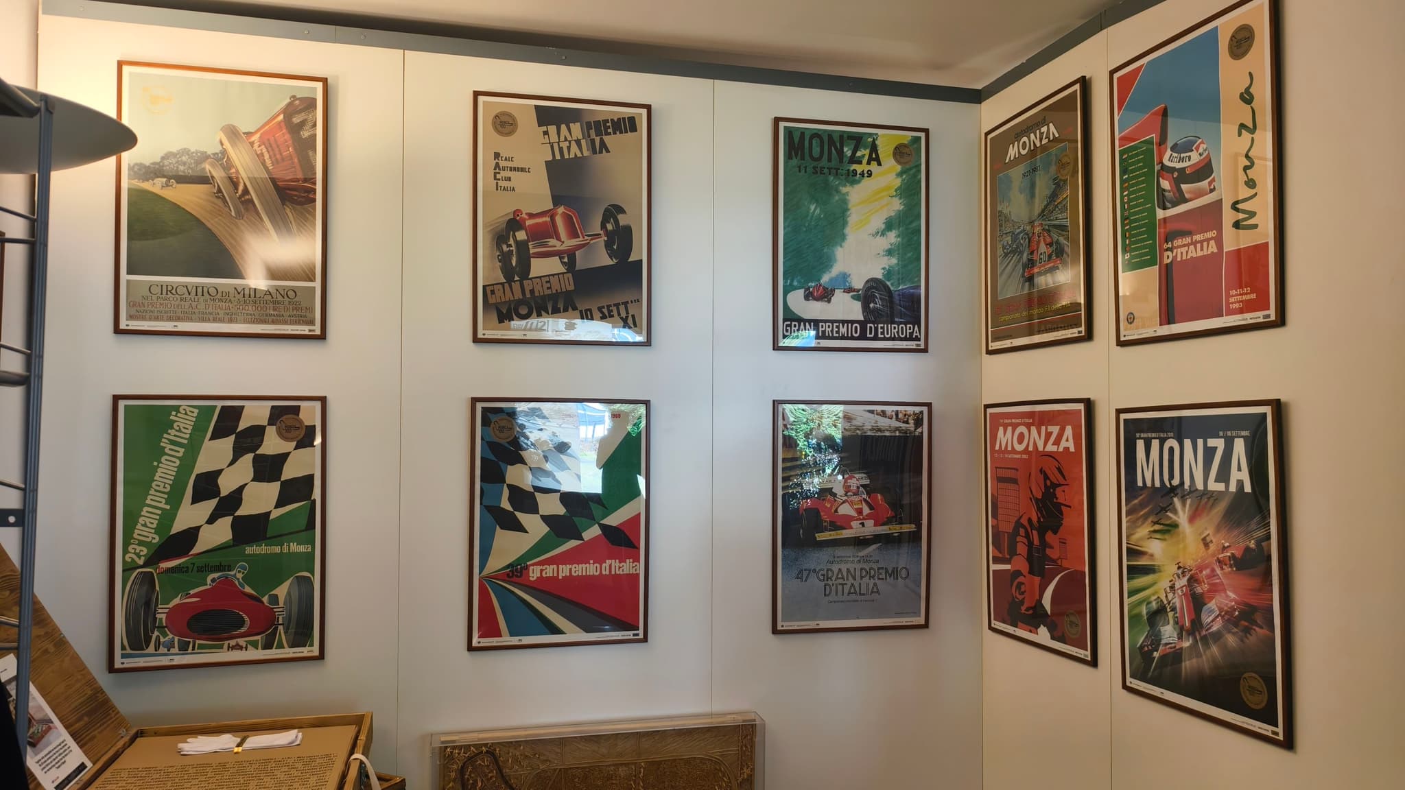 蒙扎赛道游接待处的海报