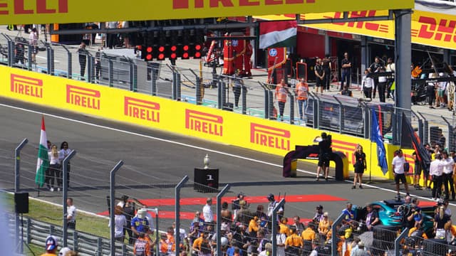 亨格罗宁发车前的表演