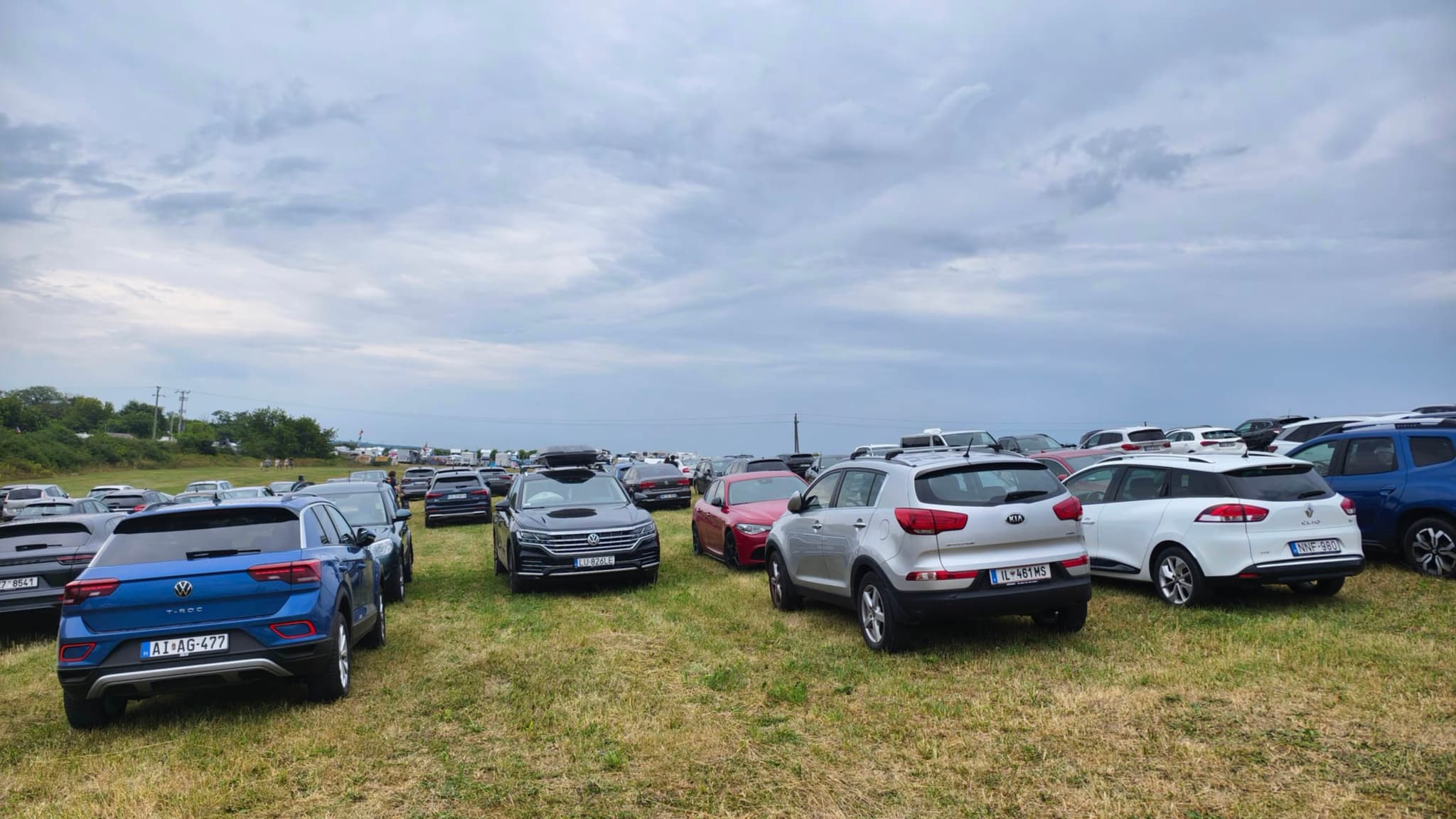 亨格罗宁的停车场堵成一团