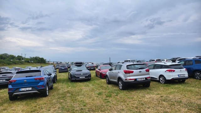 亨格罗宁的停车场堵成一团